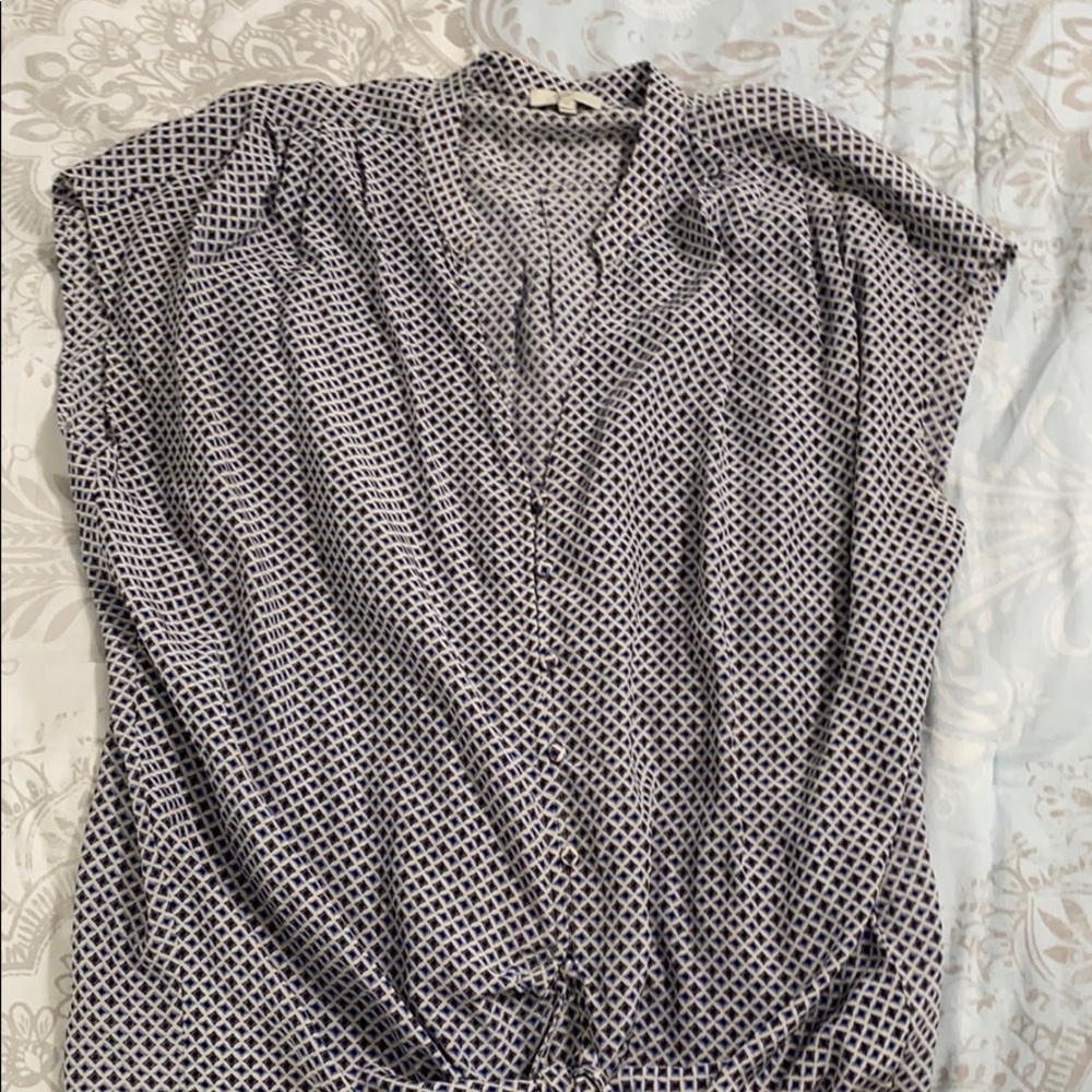 Blouse. Tied at bottom